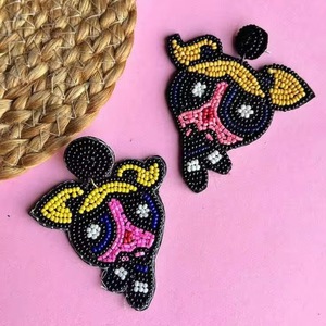 Pendientes de bordado de cuentas hechos a mano, pendientes de cuentas, pendientes de cuentas con mariposa tricolor y perlas, joyería fina - Product Image 1