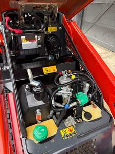 Minicargadora de orugas compacta diésel Kubota SCL 1000 con componentes clave - Product Image 4
