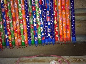 Bâton de balai en bois de qualité bois d'eucalyptus avec revêtement en PVC épais et balais et pelles à poussière de même couleur du Vietnam - Product Image 2