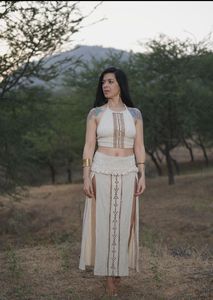 ชุดเซ็ตทูพีซสไตล์โบโฮออร์แกนิก ลายพิมพ์บล็อกแฮนด์เมด ประกอบด้วยเสื้อคอ halter และกระโปรงผ่าสูง - Product Image 2