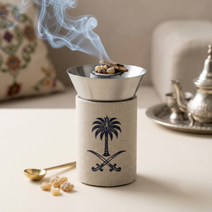 Brûle-encens Emblem, support en argent brossé sur cylindre en lin, avec un élégant motif indigo de palmiers et d'épées - Product Image 6