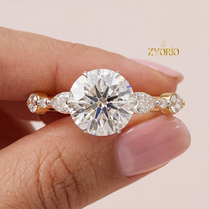 แหวนหมั้นเพชรทรงกลมเพาะเลี้ยงในห้องปฏิบัติการ 1.92 กะรัต พร้อมเพชรทรงมาร์คีส์และทรงกลมด้านข้าง เงินแท้ 925 สำหรับงานแต่งงาน - Product Image 1