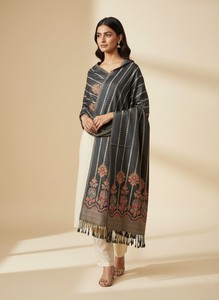 Écharpe longue en soie brodée pour femmes, motif ethnique rayé rouge avec franges, à porter toute l'année - Product Image 5