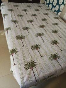 Couvre-lit moderne bohème en coton imprimé floral et oiseaux, patchwork, blanc et bleu, pour la maison et l'hôtel, fait main indien Kantha - Product Image 1