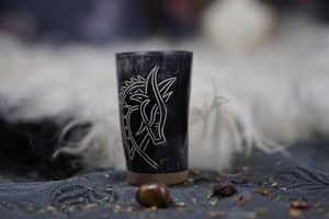 Tasse à boire en corne de buffle noire naturelle, sculptée avec un motif de dragon viking, artisanat naturel, objet de collection, thème animal, durable, UO - Product Image 2