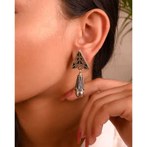 Boucles d'oreilles pendantes classiques en argent pour femmes Meera Jaipur - Product Image 1