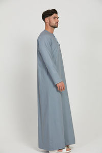 Thobe Homme Bourgogne avec Col Brodé, Robe Arabe Traditionnelle, Jubba Musulmane à Manches Longues, Élégante et Islamique - Product Image 5
