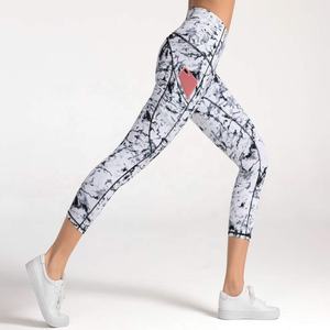 กางเกงโยคะทรงแคปรีเอวกลางสำหรับผู้หญิง เนื้อผ้าระบายอากาศ นุ่มดุจเนย ผ้าสองชั้นขัดเงา 92% โพลีเอสเตอร์ 8% สแปนเด็กซ์ สีพื้นแบบกำหนดเอง - Product Image 4