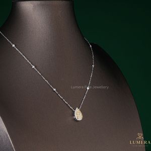 Collier pendentif halo en diamant de culture jaune en forme de poire, certifié IGI, en or blanc 14 carats, avec chaîne en diamant, idéal pour un cadeau - Product Image 4