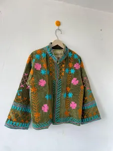 Chaqueta de Terciopelo Verde Oliva Hecha a Mano con Bordado Floral, Estilo Boho, Chaqueta Informal de Invierno con Abertura Frontal - Product Image 4