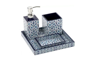 Ensemble de salle de bain en résine écologique peint à la main avec organisateur Love pour les intérieurs modernes et classiques - Product Image 5