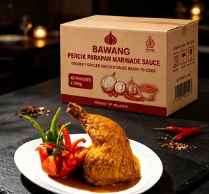 น่องไก่พร้อมซอสแกงเผ็ดและผักตกแต่งบนจานสีขาว - Product Image 2