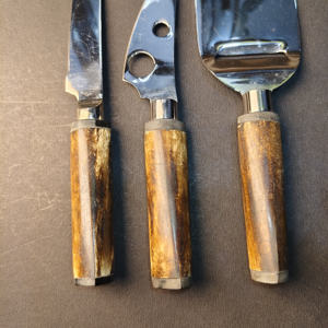 Juego de Cuchillos para Queso Artesanal de 3 Piezas con Mangos de Madera Natural y Hojas de Acero Inoxidable Pulido - Product Image 4