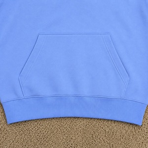 Sudadera con Capucha y Bolsillo Bordado con Logotipo Personalizado de Alta Calidad para Hombre y Mujer, Corte Regular, Color Sólido, Otoño - Product Image 3