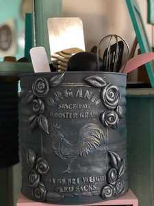 Vintage Grün Glasierte Blumenvase Handgefertigt mit Streifenmuster und Pfauenrelief für Zuhause - Product Image 6