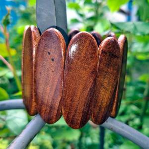 Collection de bijoux en bois haut de gamme Craft Emporium Exports, comprenant des bracelets en bois Sangria sculptés à la main avec des décorations en laiton, finition lisse. - Product Image 1