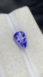 Tanzanite Naturelle Certifiée, Coupe Poire, Pierre Précieuse Non Montée, Couleur et Lueur Exceptionnelles, Zoisite Naturelle, 1,83 Carat, Propre à la Loupe - Product Image 4