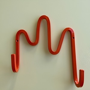 Soporte de pared decorativo de metal negro con revestimiento rojo, gancho para sombreros y perchero con forma de onda para colgar ropa - Product Image 1