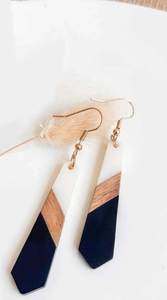 Boucles d'oreilles modernes en bois et résine époxy, élégantes, faites à la main, style bohème, bijoux de luxe, cadeau pour femme - Product Image 5
