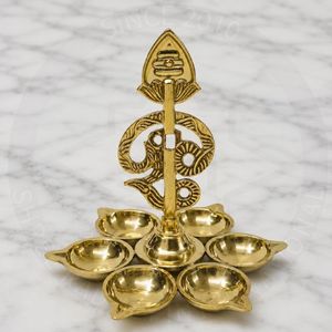 Lámpara de aceite de latón artesanal con múltiples diyas para decoración del hogar, templos, festivales y regalos espirituales - Product Image 2