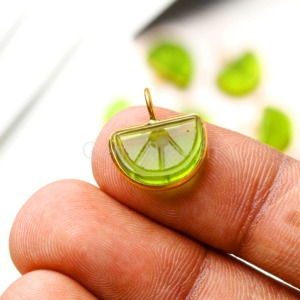 Colgante de Peridoto Natural en Forma de Fruta Naranja Tallado a Mano en Plata de Ley con Baño de Oro Vermeil, Gema Curativa - Product Image 3