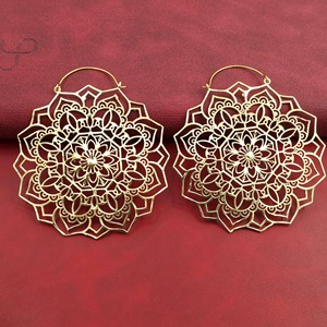 Boucles d'oreilles Mandala en laiton plaqué or, motif floral découpé, forme circulaire, décoration de mariage, cadeau, artisanat métallique - Product Image 3
