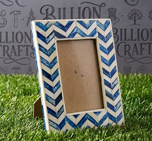 Cadre photo rectangulaire vertical en bois fait main avec incrustation de chevron bleu, décoration de table pour la maison - Product Image 2