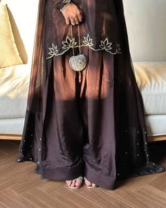 ชุดสูทผ้าเครปสไตล์ชาติพันธุ์สุดหรู พร้อมเสื้อคุर्ติปักลายฟาร์ชี ซัลวาร์ และผ้าคลุมไหล่ประดับมุกดีไซน์เนอร์ - Product Image 2