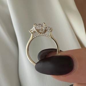 Bague en diamant de laboratoire radiant 3 TCW, Bague trois pierres radiant et trapézoïdal, Trois pierres en taille trilliant, Certifiée IGI - Product Image 3