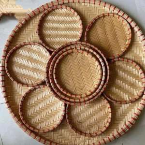 Panier plat traditionnel vietnamien en bambou, tissé à la main avec bordure en rotin, pour servir et présenter les aliments, idéal pour les restaurants, les cafés et la décoration intérieure. - Product Image 4