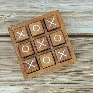 Juego de Tic Tac Toe de Madera con Diseño Orgánico, Juego de Mesa de Noughts and Crosses con Piezas X y O para Jugar en Familia en Interiores - Product Image 4