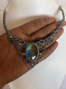 Collier ras du cou en macramé fait main avec labradorite, perles en laiton tissées, style bohème, bijoux fantaisie en pierres précieuses, vente en gros - HARI OM CREATIONS - Product Image 3