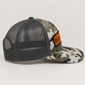 Gorra Trucker de Camuflaje Digital con Parche de Cuero Personalizado al por Mayor, Gorra de Malla con Logotipo Naranja, 6 Paneles, Perfil Medio, Alta Calidad - Product Image 3