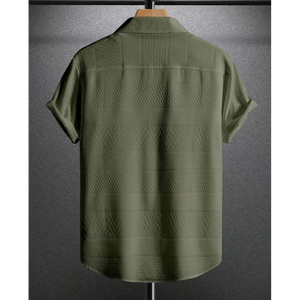 Camisa Casual de Manga Corta para Hombre, Color Verde Oliva Texturizado - Product Image 2