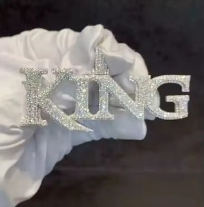 จี้รูปตัวอักษร Iced Out King ประดับมงกุฎแบบ Micro Pave สไตล์ฮิปฮอป ประดับเพชรโมอิสซาไนต์ + เงินแท้ 925 ชุบเงิน สำหรับทุกเพศ - Product Image 1