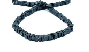 Perles en pierre lisse Heishi spinelle noire 5-5.5mm de taille forme carrée élégante - Product Image 4