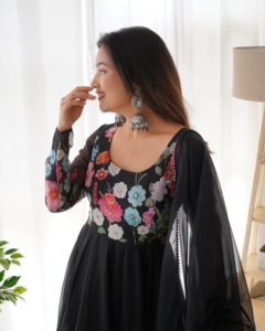 Vestido Anarkali de Seda Organza Pura Estampada con Bordado Jari de Lujo, Falda de Cuatro Metros con Corte Kali y Vuelo, y Conjunto de Pantalón con Dupatta de Encaje Gota Patti - Product Image 5
