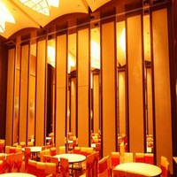 Cloison mobile pour zone de conférence, panneaux acoustiques MDF de 85 mm, suspendus au plafond, aménagement flexible de zone multimédia