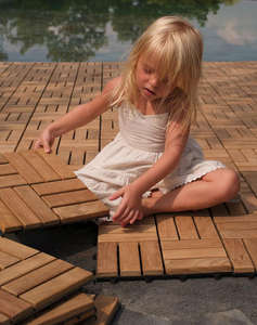 Dalles de terrasse emboîtables en bois d'acacia, dalles de sol pour terrasse, pour finition intérieure et extérieure, teck doré, 300 x 300 mm - Product Image 6