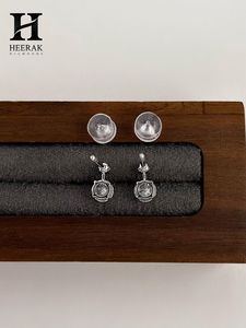 Pendientes de Oro de 14K con Dos Diamantes en Forma de Gota, Joyería Fina Minimalista de Fabricante - Product Image 3