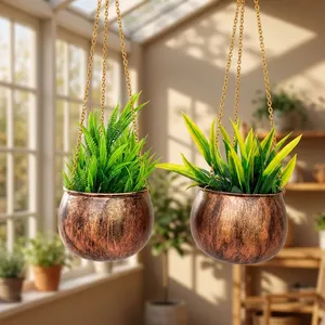Pot suspendu en métal texturé avec finition cuivre antique et chaîne dorée, support décoratif rond pour plantes d'intérieur - Product Image 4