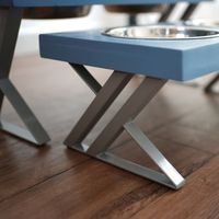 Support surélevé pour gamelles de chien, design table à trois pieds style ferme, avec deux gamelles durables en acier inoxydable écologique