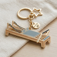 Porte-clés personnalisé en émail pour Reformer Pilates, en métal doré de luxe, breloque de sac avec boîte cadeau pour articles promotionnels de studio de fitness