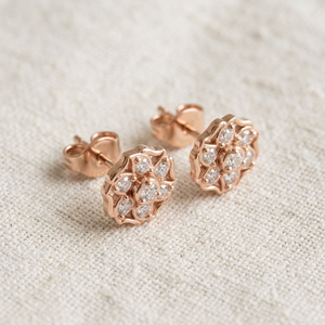 Pendientes de Oro Rosa con Flor y Diamantes Redondos de Corte Brillante, Engaste de Garra, Joyería Fina Clásica para Compromiso o Uso Religioso para Mujer - Product Image 3