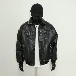 Veste universitaire pour homme noire à clous, imprimé lettres, col rabattu, fermeture éclair, en similicuir, style rétro, streetwear décontracté - Product Image 1