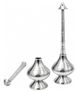 Aspersor de agua bendita plateado con grabado floral para ceremonias de iglesia y templo. Disponible a precios de mayorista. - Product Image 3