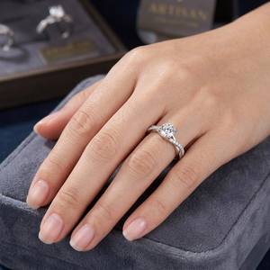 Bague de fiançailles pour femme en argent 925 avec moissanite, taille brillant rond, sertissage pavé, style classique - Product Image 2