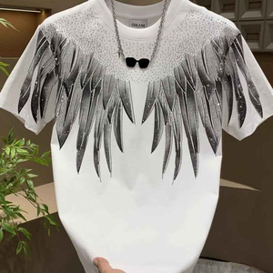 เสื้อยืดคอกลมแขนสั้นผู้ชายลายปีกประดับเพชรระยิบระยับ แฟชั่นสตรีทพังก์สำหรับฤดูร้อน แมทช์ได้กับทุกชุด ไซส์ 2XL ทรงโอเวอร์ไซส์ สีดำ ขาว แดง - Product Image 1