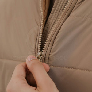 Chaqueta de invierno de diseño simple hecha en Pakistán para hombre, con cremallera completa, cálida y de ajuste casual para uso durante todo el día. - Product Image 3