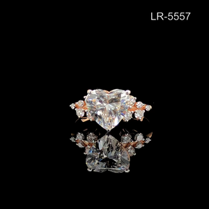 Anillo de Diamante Cultivado en Laboratorio con Corte Corazón de 3.20 CTW, Anillo de Compromiso con Piedras Laterales Florales, Joyería Fina Certificada por IGI - Product Image 1